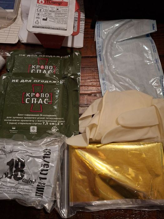 Військова тактична індивідуальна  аптечка . З іTCLamp .Для шарящіх!!