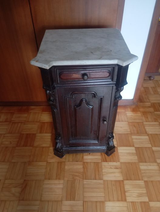 Vendo esta mesinha em pau santo muita bonita bom estado