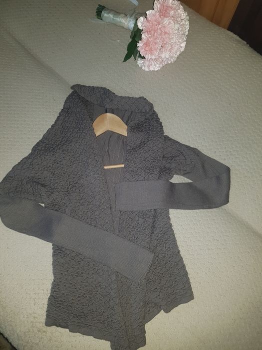 Sweter z kapturem o kolorze Khaki rozmiar uniwersalny.