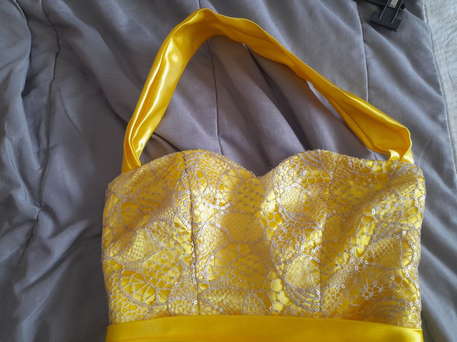 Vestido cerimónia com detalhe em renda