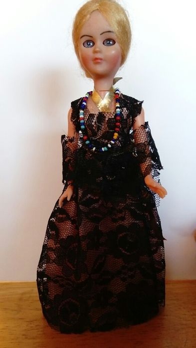 Boneca antiga com vestido comprido