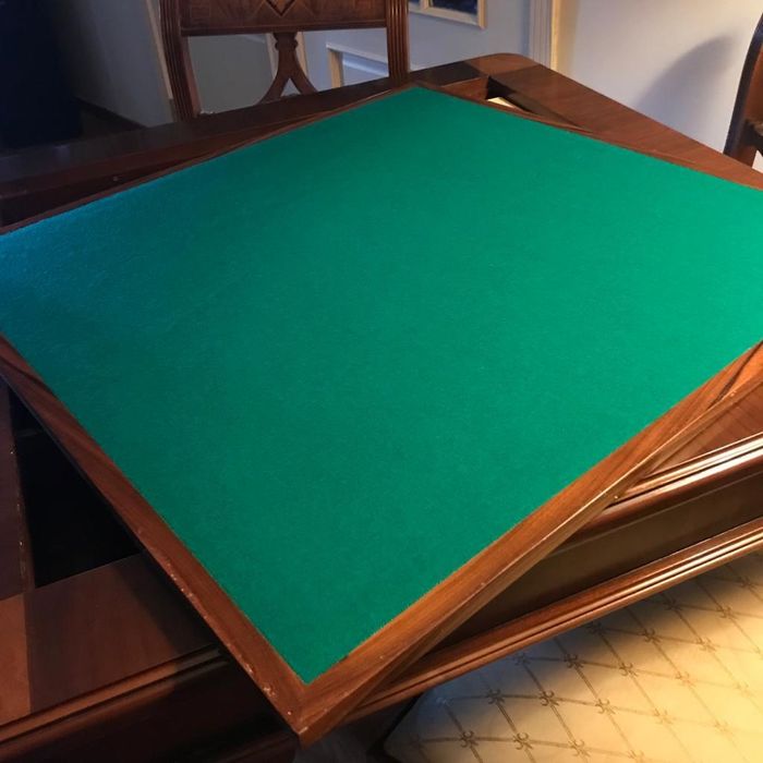 Mesa de Jogo e Cadeiras