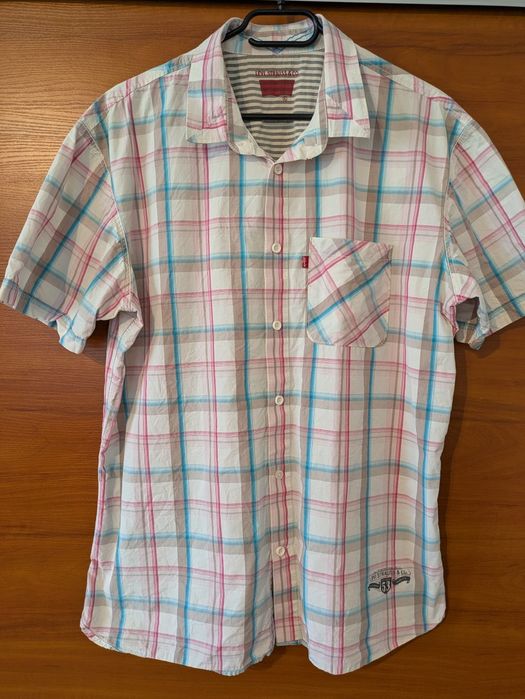 Koszulą z krótkim rękawem "Levi's", rozmiar M, w bardzo dobrym stanie.