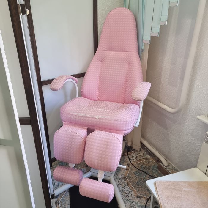 Продам косметологічно- педікюрне крісло