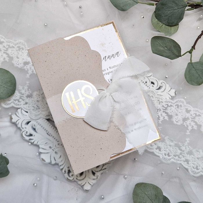 Zaproszenia handmade na komunię boho beż folder IHS personalizowane