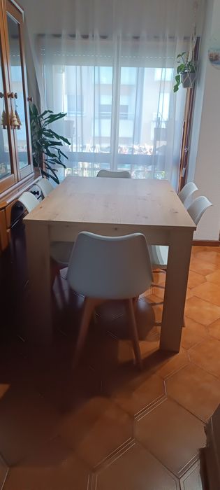 Mesa extensível e seis cadeiras