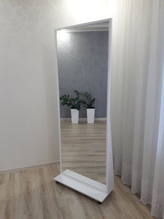 Дзеркало пересувне на колесах. Велике підлогове на колесиках