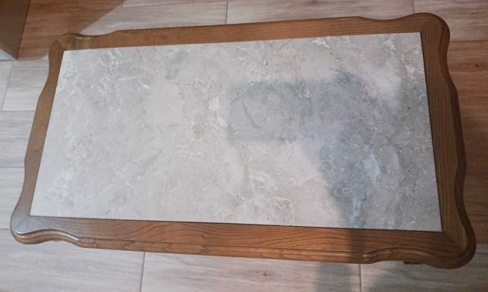 Mesa de centro em madeira com tampo em mármore