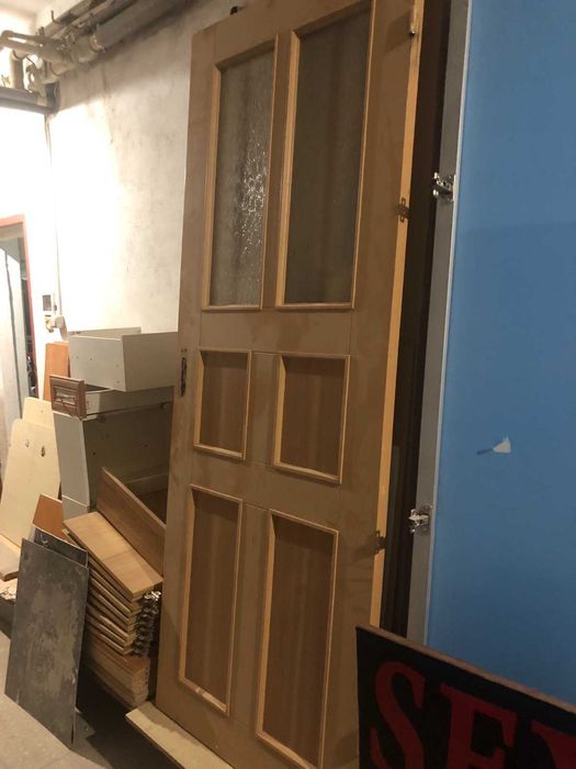 Деревянные дверные полотна.