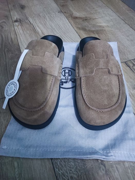 Piękne klapy mule Hermes Nowe