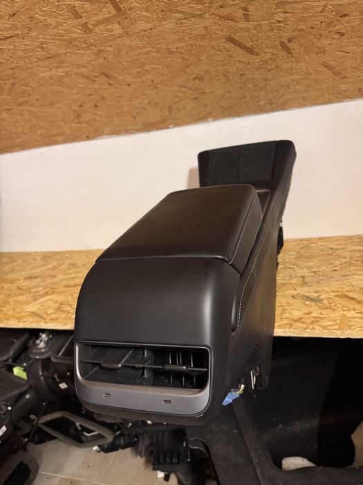 Консоль центральна Tesla Model 3