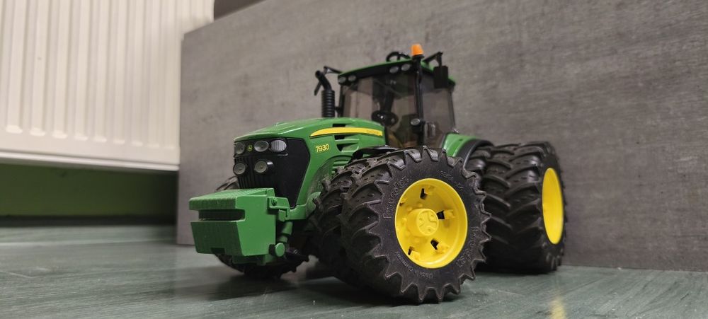 Traktor bruder John Deere na bliźniaczych kołach