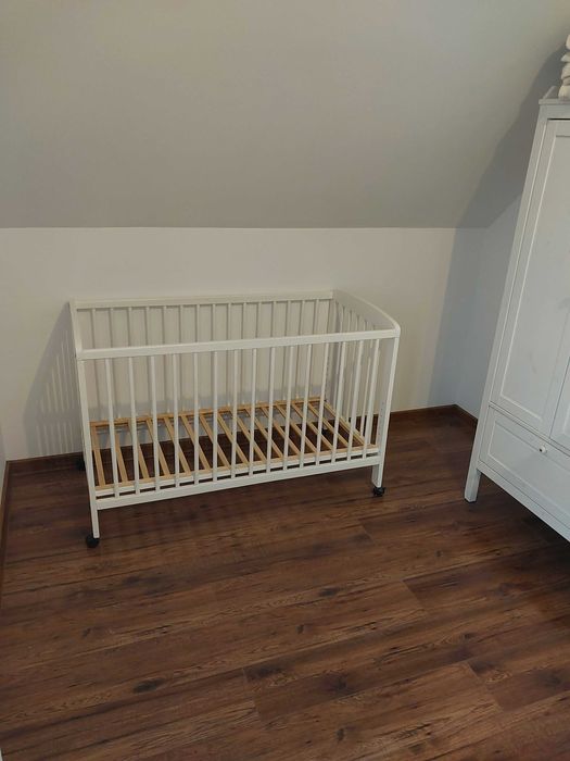 Białe proste ŁÓŻECZKO drewniane regulowane 60x120 na kółkach JAK NOWE