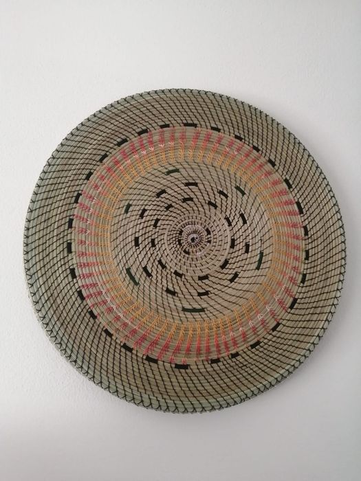 Mesa de bracejo e madeira