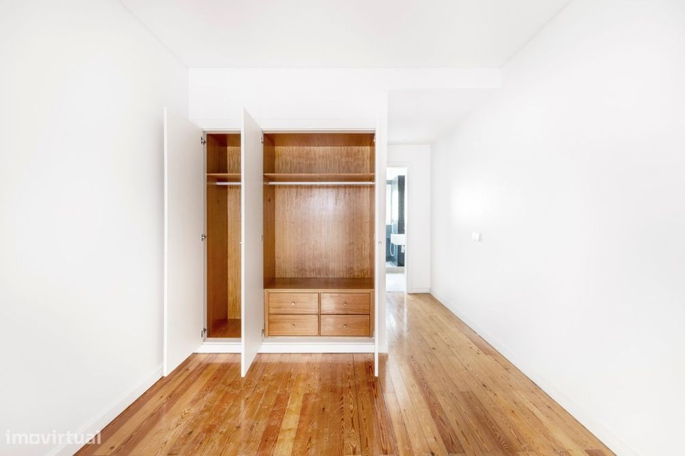 Apartamento no Chiado com 2 salas e 2 quartos e 2 lugares de estaciona