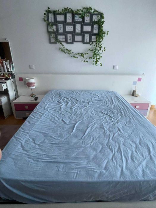 Cama de menina 140*200 com estrado elevatório e mesinhas de cabeceira.s