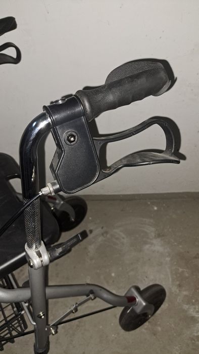 Balkonik z koszykiem, i siedziskiem dla osób starszych.