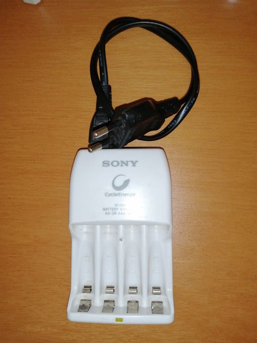 Carregador de pilhas AA e AAA Sony