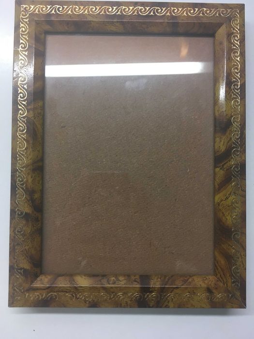 Moldura Acastanhada com Listra Dourada