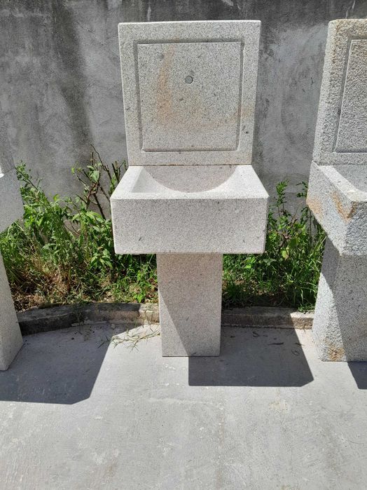 Fontanário em granito ,modelo linhas modernas