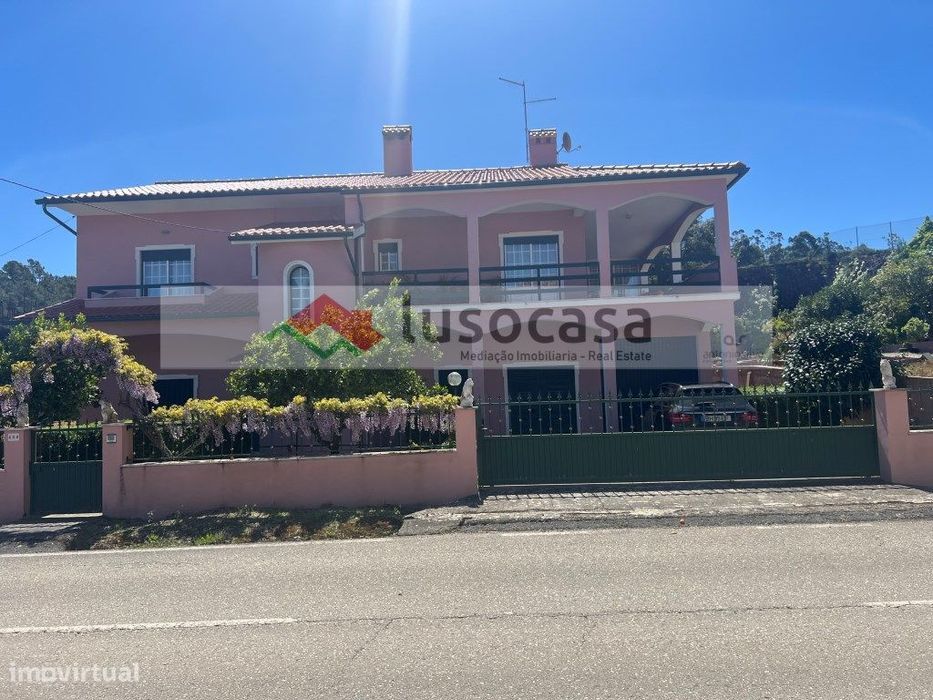 Excelente moradia inserida no terreno de 3500 mt2 em Chão de Lopes ...