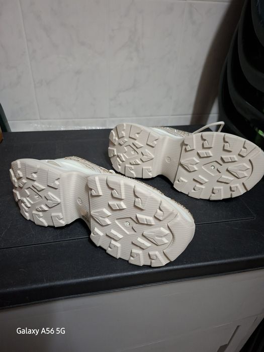 Ténis brancos, de senhora