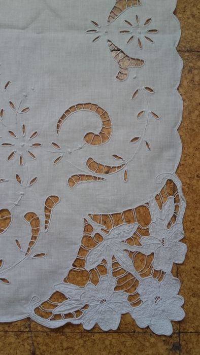 Naperõns de linho bordado Richelieu