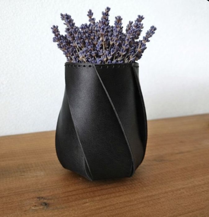 Шкіряна вазочка для сухоцвітів