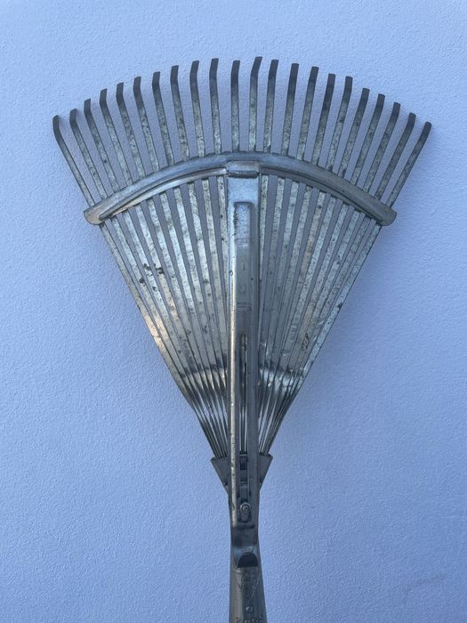 Ancinho de madeira e metal para jardim