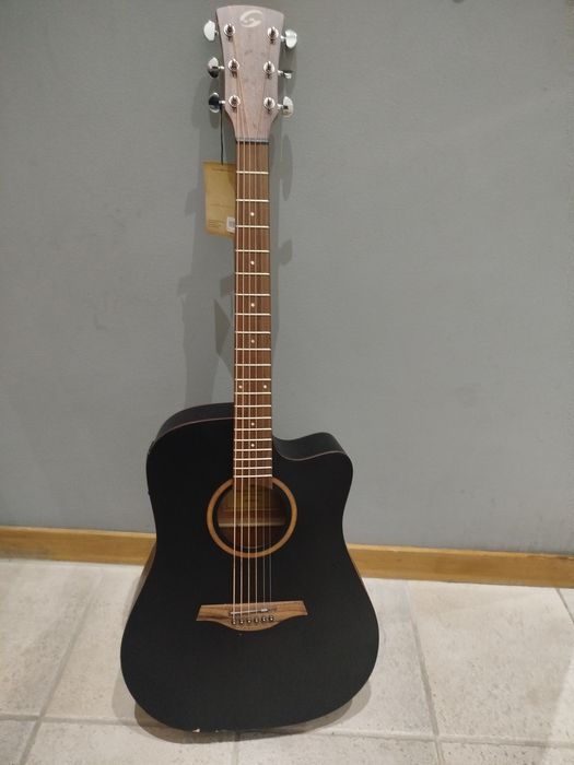 Soundsation  Guitarra acústica 
Dreadnought Cutaway c/preamp CODY 
DNC