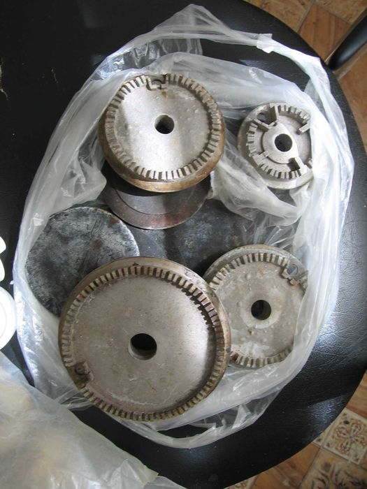 Газовая плита комфорки, краны, ручки, решетки.