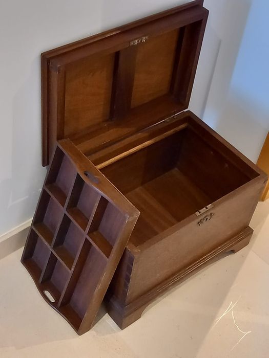 pequeno Baú em madeira e couro e Costureirinha em madeira exótica