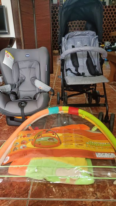 Conjunto de cadeira auto, carrinho de passeio e tapete educativo .