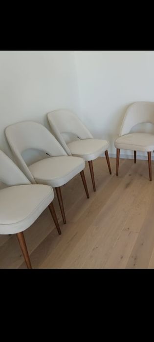 Mesa de jantar e seis  cadeiras da Laskasas