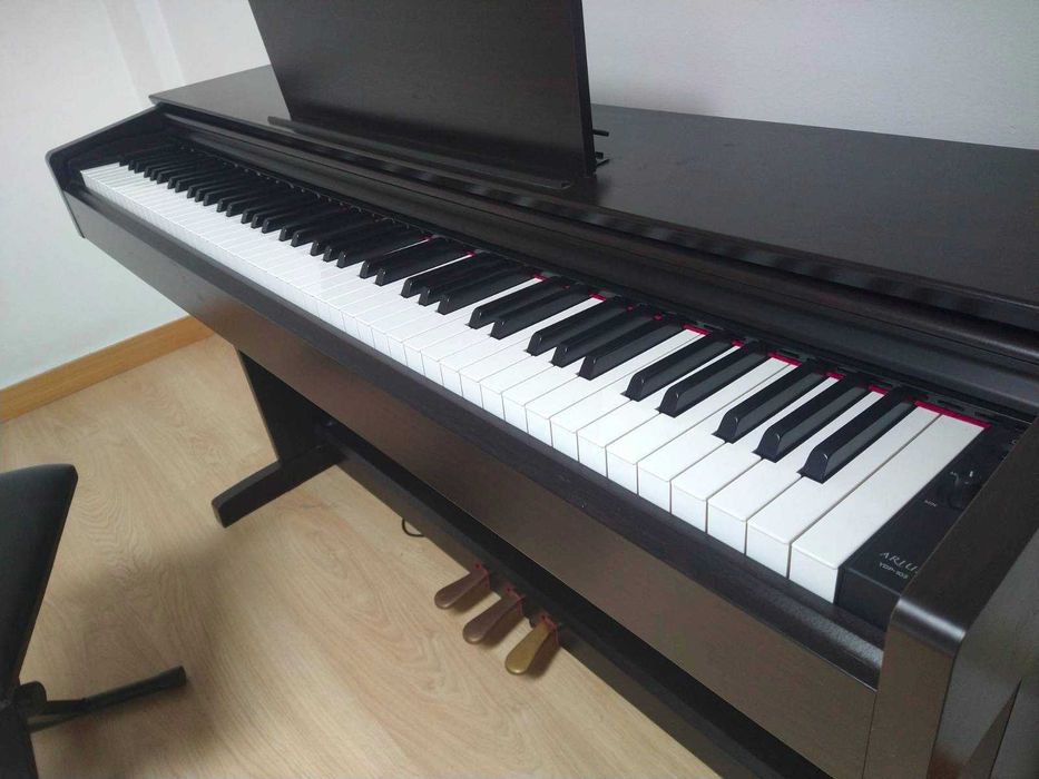 Piano YAMAHA digital c/ banco e adaptador