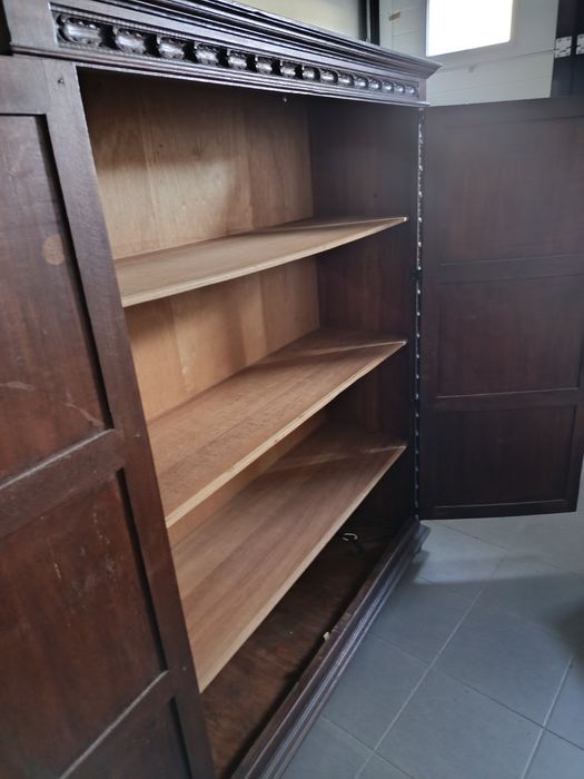 Armário muito antigo em madeira com prateleiras