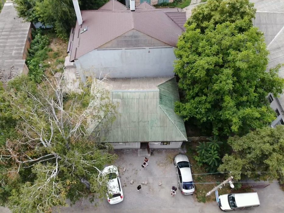 Двоповерхова комерційна будівля в центрі Шишак