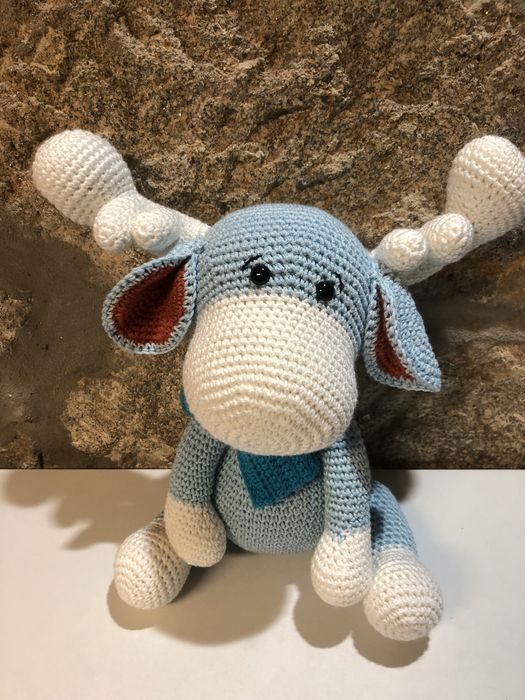 Alce de croché. Feito à mao. Mede cerca de 35cm