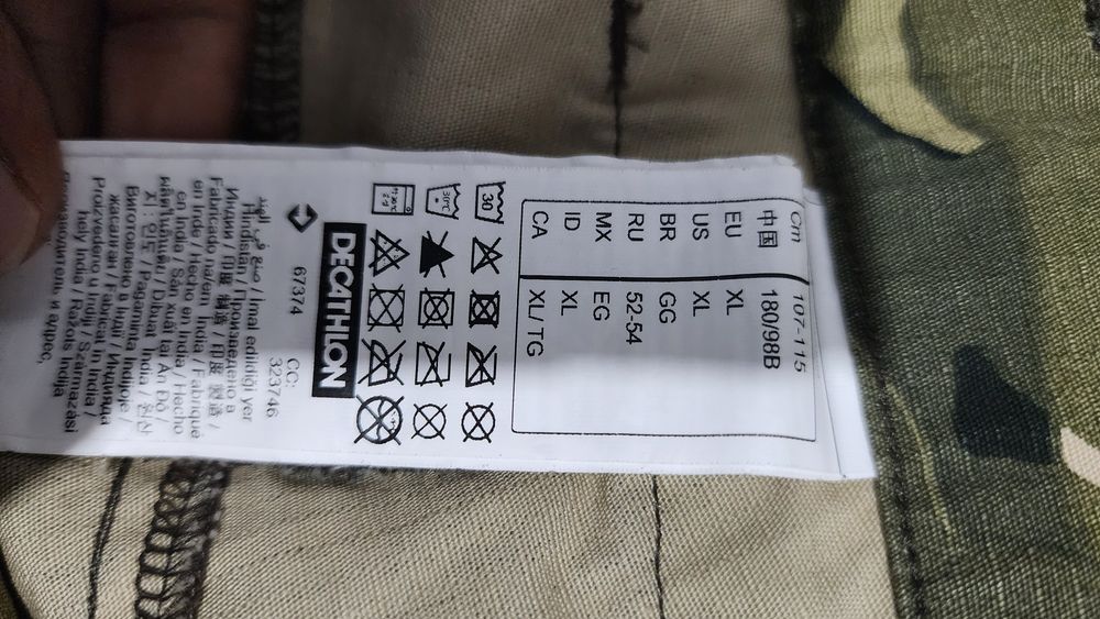 Calções masculinos novos com estampa militar resistente.