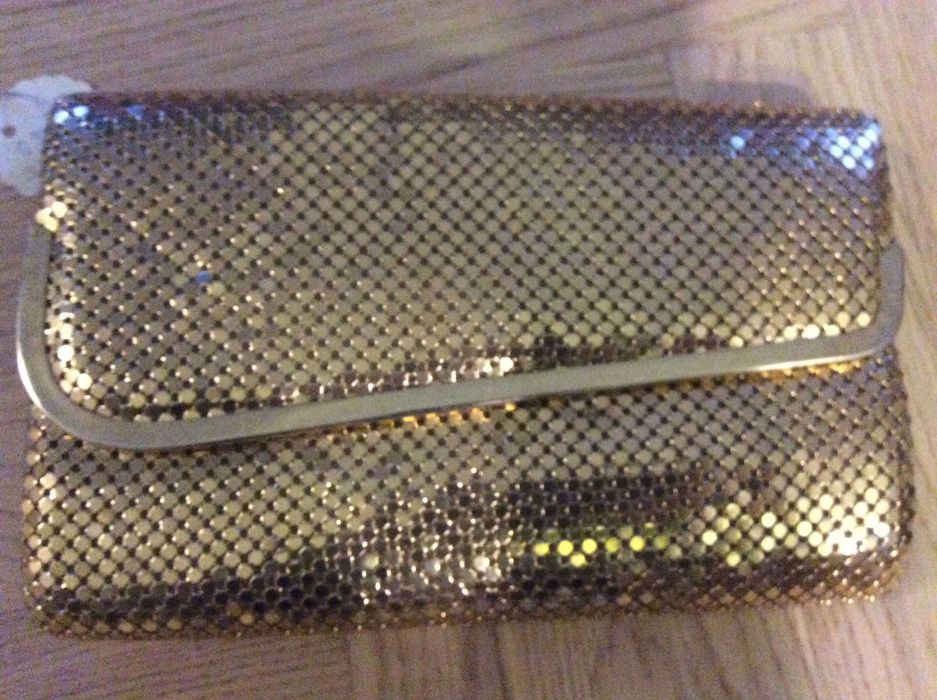 Złota kopertówka na łańcuszku