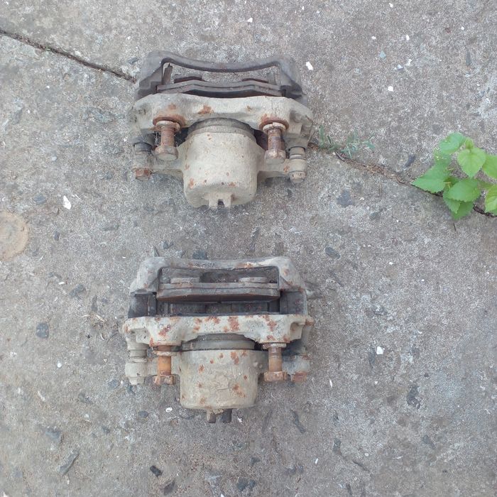 Суппорта тормозные передние Nissan bluebird U11