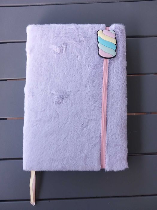 Caderno de linhas com capa felpuda e elástico para fecho
