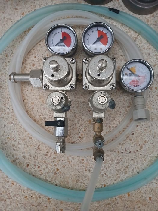 Conjunto de manómetros / reguladores de pressão duplos para tiragem de cerveja