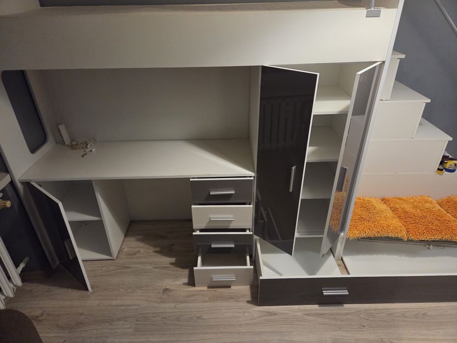 Łóżko piętrowe i meblościanka z biurkiem