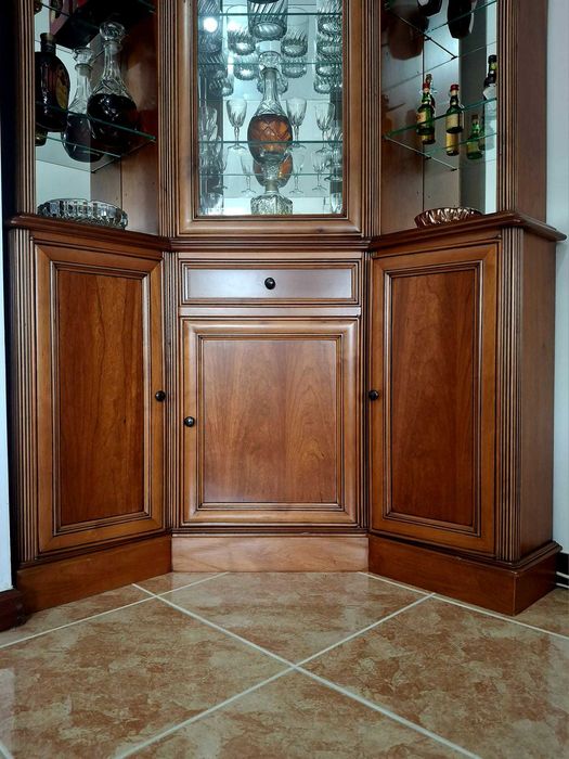 Móvel Bar de Canto em Madeira Maciça de Cerejeira – Estilo Clássico