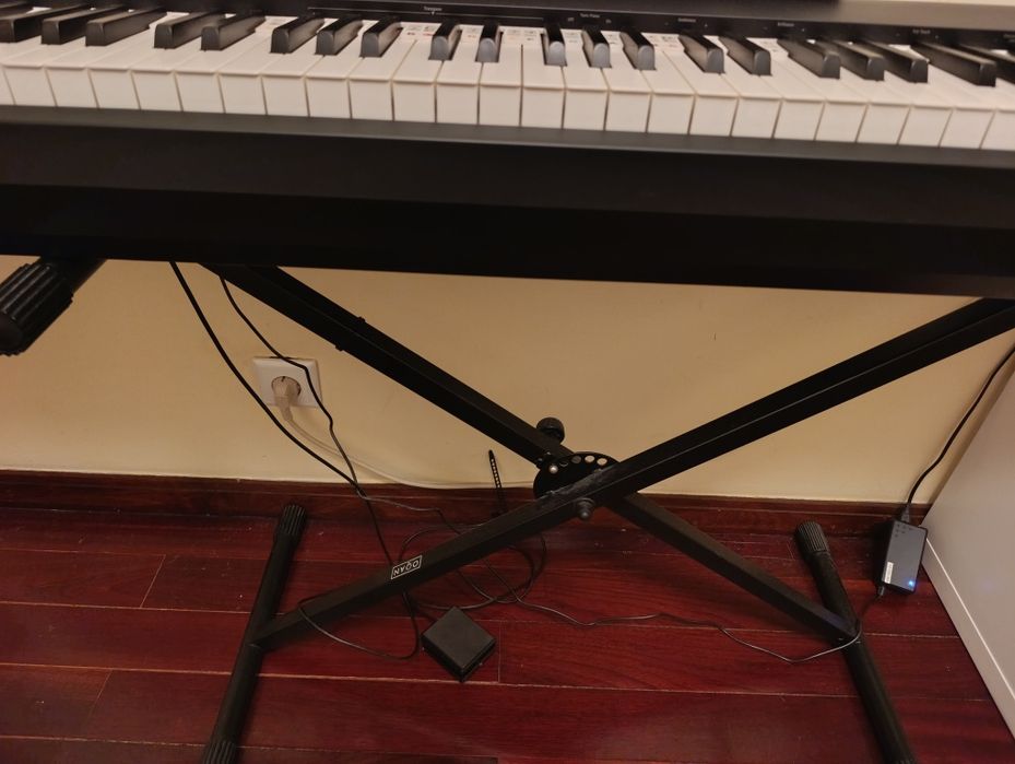 Piano Roland FP-30X com suporte com pouco uso