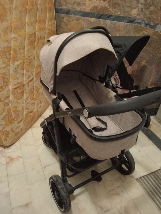 Carrinho de bebê com alcofa em bom estado de conservação