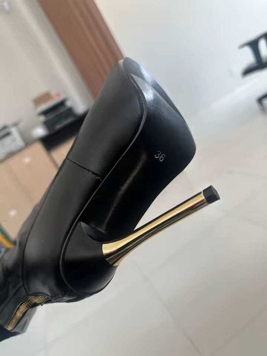 Długie kozaki zapinane na zamek.