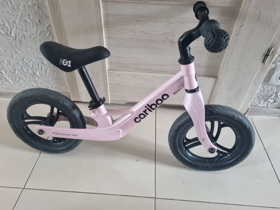 Rowerek biegowy Cariboo Magnesium Pro 01 różowy – lekki, stan bardzo dobry