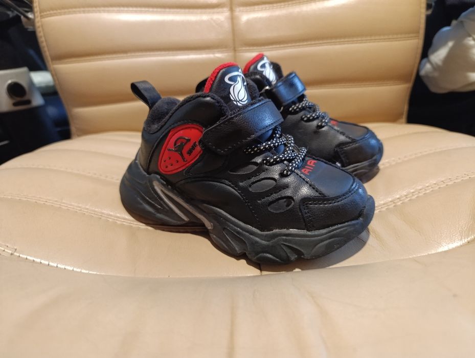 Взуття Дитяче осінь-весна  утеплені чоботи кросівки